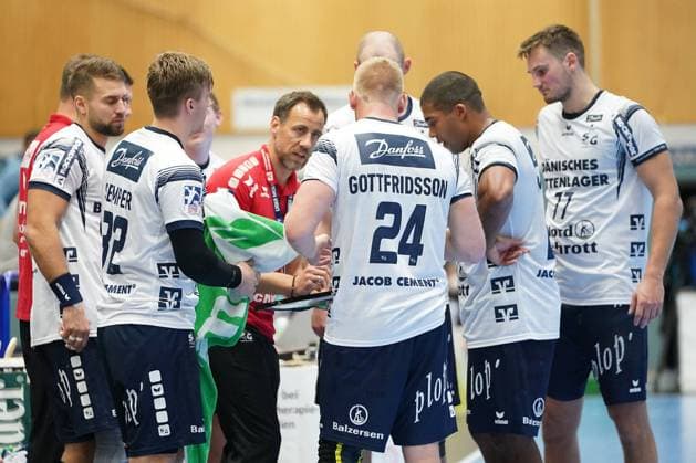GER, 1. HBL. Herren, Bergischer HC vs. SG Flensburg Handewitt 31.10.2020, Klingenhalle, Solingen, GER, 1. HBL. Herren, Bergischer HC vs. SG Flensburg Handewitt, im Bild picture shows: Auszeit fuer Flensburg Maik Machulla Trainer Headcoach (Flensburg), erklaert den Plan