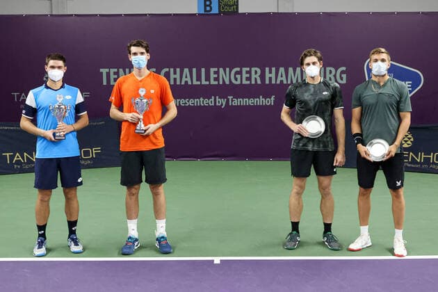Im Bild: Doppel Siegerehrung: Kamil Majchrzak (POL) 1 und Marc-Andrea Huesler (SUI) (Sieger), Alex LAWSON (USA) und Lloyd GLASSPOOL (GBR) (2. Platz) TENNIS CHALLENGER HAMBURG - presented by TANNENHOF, Hamburg, DTB-Stützpunkt Hamburg, 31.10.2020,
