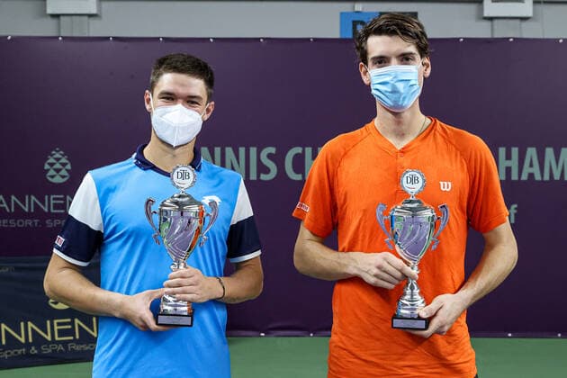 Im Bild: Sieger Doppel: Kamil Majchrzak (POL) 1 und Marc-Andrea Huesler (SUI) TENNIS CHALLENGER HAMBURG - presented by TANNENHOF, Hamburg, DTB-Stützpunkt Hamburg, 31.10.2020,