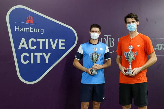 Im Bild: Sieger Doppel: Kamil Majchrzak (POL) 1 und Marc-Andrea Huesler (SUI) TENNIS CHALLENGER HAMBURG - presented by TANNENHOF, Hamburg, DTB-Stützpunkt Hamburg, 31.10.2020,