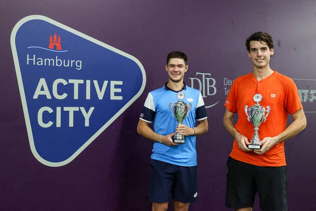 Im Bild: Sieger Doppel: Kamil Majchrzak (POL) 1 und Marc-Andrea Huesler (SUI) TENNIS CHALLENGER HAMBURG - presented by TANNENHOF, Hamburg, DTB-Stützpunkt Hamburg, 31.10.2020,