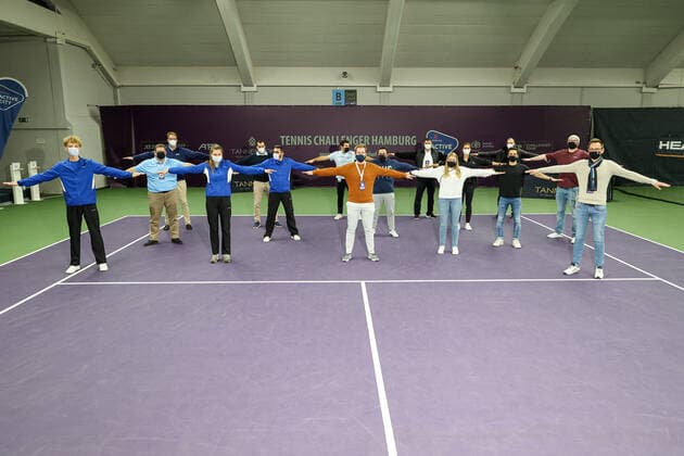 Im Bild: Das gesamt Orgateam mit Einhaltung aller Corona-Auflagen TENNIS CHALLENGER HAMBURG - presented by TANNENHOF, Hamburg, DTB-Stützpunkt Hamburg, 31.10.2020,