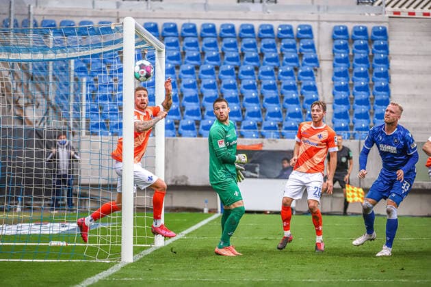 Bilder des Jahres 2020, Sport 11 November Sport Themen der Woche KW44 Sport Bilder des Tages Karlsruher SC - SV Darmstadt 1898, 01.11.2020, Herren, Saison 2020 2021, DFB-Pokal, Fußball, Heimspiel, Wildparkstadion, Karlsruhe, Germany, GER Bei diesem Pfostentreffer verletzte sich Philipp Hofmann (KSC 33) Karlsruhe Wildparkstadion Baden-Württemberg Germany *** Karlsruher SC SV Darmstadt 1898, 01 11 2020, Men, Season 2020 2021, DFB Cup, Football, Home Game, Wildparkstadion, Karlsruhe, Germany, GER Philipp Hofmann KSC 33 Karlsruhe Wildparkstadion Baden Württemberg Germany injured himself on this post goal