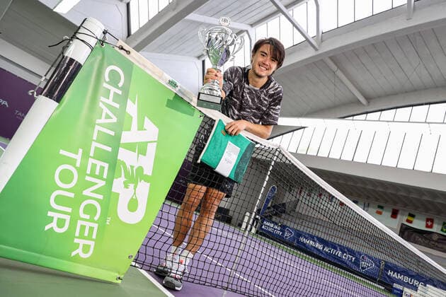 Im Bild: Taro Daniel (JPN) 2 - Sieger 2020 TENNIS CHALLENGER HAMBURG - presented by TANNENHOF, Hamburg, DTB-Stützpunkt Hamburg, 01.11.2020,