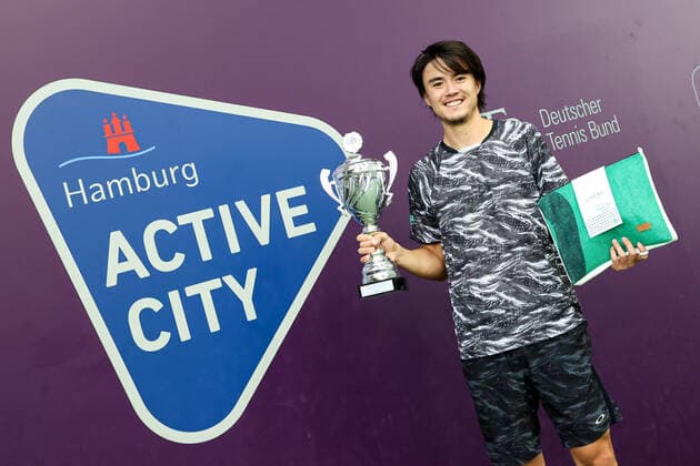 Im Bild: Taro Daniel (JPN) 2 - Sieger 2020 TENNIS CHALLENGER HAMBURG - presented by TANNENHOF, Hamburg, DTB-Stützpunkt Hamburg, 01.11.2020,