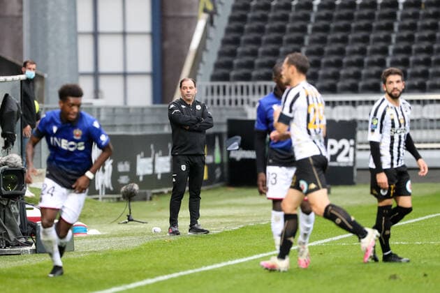 STEPHANE MOULIN (ENTRAINEUR ANGERS) FOOTBALL : Angers vs Nice - Ligue 1 Uber Eats - 01 11 2020 FEP Panoramic 
