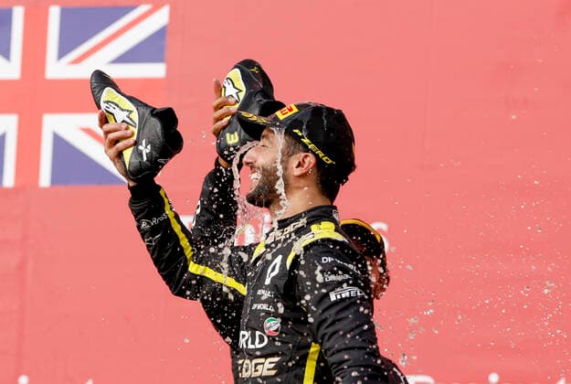 Motorsports: FIA Formula One World Championship, WM, Weltmeisterschaft 2020, Grand Prix of Emilia Romagna, 3 Daniel Ricciardo (AUS, Renault DP World F1 Team), 44 Lewis Hamilton (GBR, Mercedes-AMG Petronas Formula One Team), Imola Italy