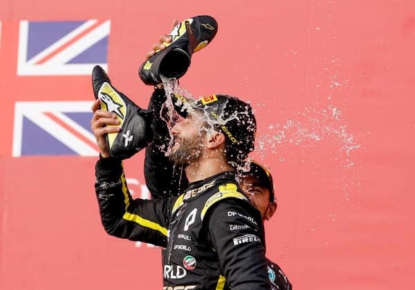 Sport Bilder des Tages Motorsports: FIA Formula One World Championship, WM, Weltmeisterschaft 2020, Grand Prix of Emilia Romagna, 3 Daniel Ricciardo (AUS, Renault DP World F1 Team), 44 Lewis Hamilton (GBR, Mercedes-AMG Petronas Formula One Team), Imola Italy