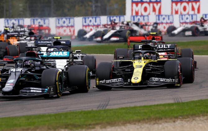 Motorsports: FIA Formula One World Championship, WM, Weltmeisterschaft 2020, Grand Prix of Emilia Romagna, 44 Lewis Hamilton (GBR, Mercedes-AMG Petronas Formula One Team), 3 Daniel Ricciardo (AUS, Renault DP World F1 Team), Imola Italy