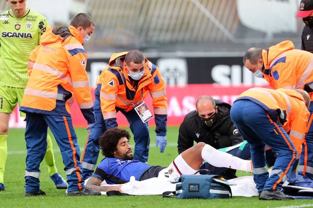 Bilder des Jahres 2020, Sport 11 November Sport Themen der Woche KW44 Sport Bilder des Tages FAIR PLAY - DECEPTION - BLESSURE - 04 DANTE (NICE) - CIVIERE FOOTBALL : Angers vs Nice - Ligue 1 Uber Eats - 01 11 2020 FEP Panoramic 