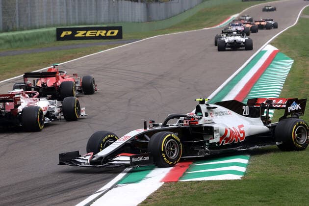 Formula 1 Emirates Gran Premio Dell emilia Romagna 2020 01.11.2020, Autodromo Enzo e Dino Ferrari, Imola, Formula 1 Emirates Gran Premio Dell emilia Romagna 2020 , im Bild Kollision zwischen Sebastian Vettel (GER 5), Scuderia Ferrari und Kevin Magnussen (DNK 20), Haas F1 Team