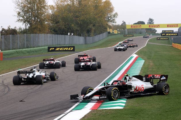 Formula 1 Emirates Gran Premio Dell emilia Romagna 2020 01.11.2020, Autodromo Enzo e Dino Ferrari, Imola, Formula 1 Emirates Gran Premio Dell emilia Romagna 2020 , im Bild Kollision zwischen Sebastian Vettel (GER 5), Scuderia Ferrari und Kevin Magnussen (DNK 20), Haas F1 Team