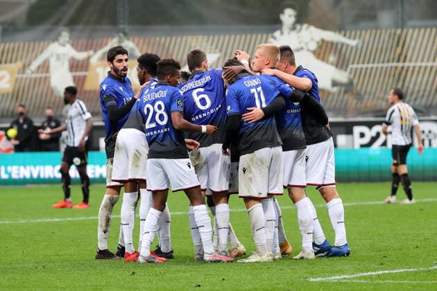 JOIE - FAIR PLAY - 09 KASPER DOLBERG (NICE) - 08 PIERRE LEES MELOU (NICE) FOOTBALL : Angers vs Nice - Ligue 1 Uber Eats - 01 11 2020 FEP Panoramic 