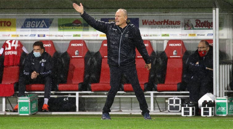 Bilder des Jahres 2020, Sport 11 November Sport Themen der Woche KW44 Stuttgart , Fußball Bundesliga , SC Freiburg vs. Bayer 04 Leverkusen Christian Streich ( Trainer Freiburg ) , Gemäß den Vorgaben der DFL Deutsche Fußball Liga ist es untersagt, in dem Stadion und oder vom Spiel angefertigte Fotoaufnahmen in Form von Sequenzbildern und oder videoähnlichen Fotostrecken zu verwerten bzw. verwerten zu lassen. *** Stuttgart , Fußball Bundesliga , SC Freiburg vs Bayer 04 Leverkusen Christian Streich Trainer Freiburg , In accordance with the regulations of the DFL Deutsche Fußball Liga, it is prohibited to use or have used in the stadium and or the game photographs taken in the form of sequence images and or video-like photo series