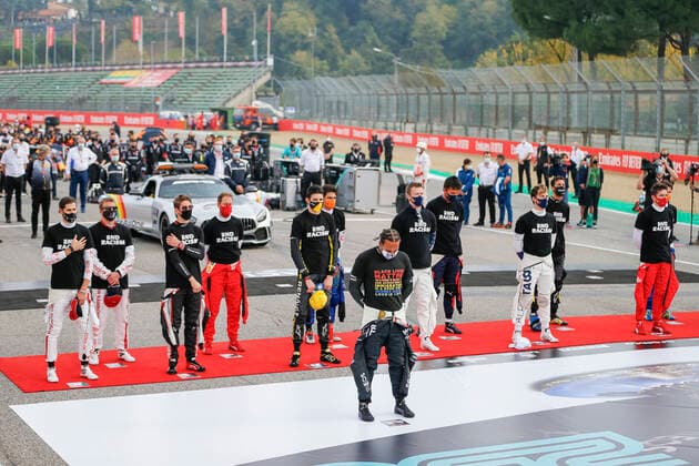 Motorsports: FIA Formula One World Championship, WM, Weltmeisterschaft 2020, Grand Prix of Emilia Romagna, F1 drivers on the grid in support of the Black Lives Matter movement against racism, 44 Lewis Hamilton (GBR, Mercedes-AMG Petronas Formula One Team), Imola Italy