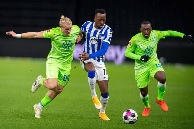 Bilder des Jahres 2020, Sport 11 November Sport Themen der Woche KW44 Sport Bilder des Tages Fussball Berlin 01.11.2020 Saison 2020 2021 DFL 1. Bundesliga Hertha BSC Berlin - VFL Wolfsburg Dodi Lukebakio (Hertha BSC, No.11) Xaver Schlager (Wolfsburg, No.24) Jerome Roussillon (Wolfsburg, No.15) *** Fussball Berlin 01 11 2020 Season 2020 2021 DFL 1 Bundesliga Hertha BSC Berlin VFL Wolfsburg Dodi Lukebakio Hertha BSC, No 11 Xaver Schlager Wolfsburg, No 24 Jerome Roussillon Wolfsburg, No 15