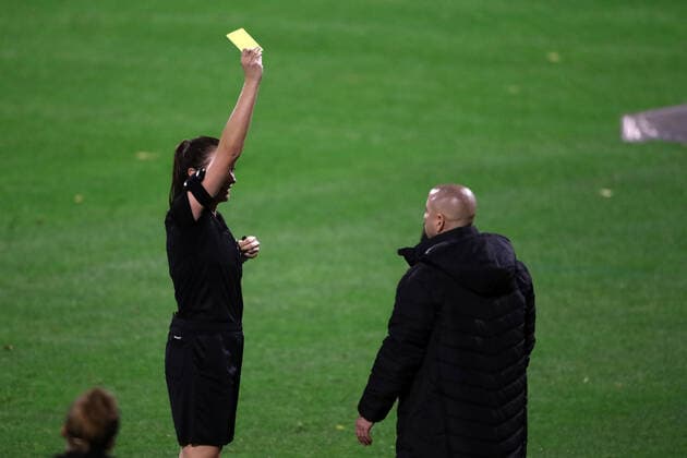 1.FC Köln vs. Bayer Leverkusen Fussball Frauen DFB Pokal, 2. Runde Schiedsrichterin Vanessa Arlt zeigt Trainer Sascha Glass (1.FC Köln) die gelbe Karte 01.11.2020