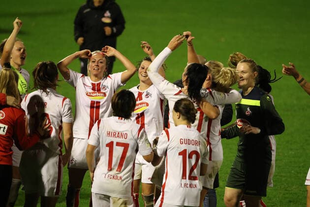 1.FC Köln vs. Bayer Leverkusen Fussball Frauen DFB Pokal, 2. Runde Kölner Jubel nach dem Schlußpfiff nach dem 1:0 Sieg über Leverkusen 01.11.2020