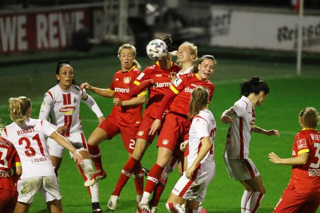 1.FC Köln vs. Bayer Leverkusen Fussball Frauen DFB Pokal, 2. Runde Leverkusener Angriff kurz vor dem Abpfiff, 01.11.2020