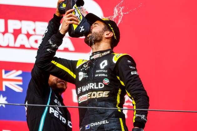 Motorsports: FIA Formula One World Championship, WM, Weltmeisterschaft 2020, Grand Prix of Emilia Romagna Motorsports: FIA Formula One World Championship 2020, Grand Prix of Emilia Romagna, 44 Lewis Hamilton (GBR, Mercedes-AMG Petronas Formula One Team), 3 Daniel Ricciardo (AUS, Renault DP World F1 Team),