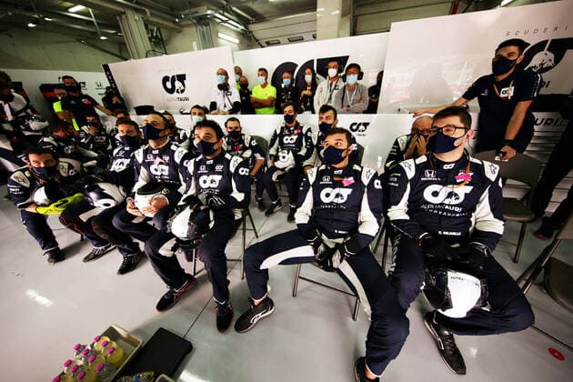 Motorsports: FIA Formula One World Championship, WM, Weltmeisterschaft 2020, Grand Prix of Emilia Romagna Motorsports: FIA Formula One World Championship 2020, Grand Prix of Emilia Romagna, Mechanic of Scuderia AlphaTauri Honda