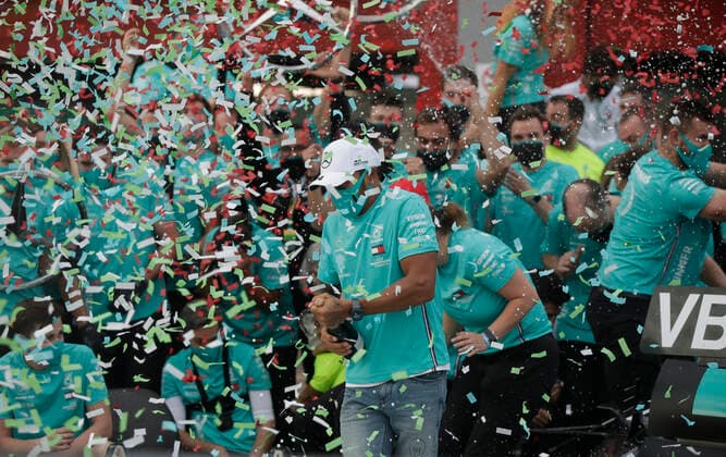 Motorsports: FIA Formula One World Championship, WM, Weltmeisterschaft 2020, Grand Prix of Emilia Romagna Motorsports: FIA Formula One World Championship 2020, Grand Prix of Emilia Romagna, 44 Lewis Hamilton (GBR, Mercedes-AMG Petronas Formula One Team) and his team celebrates win of Constructors Championship 2020