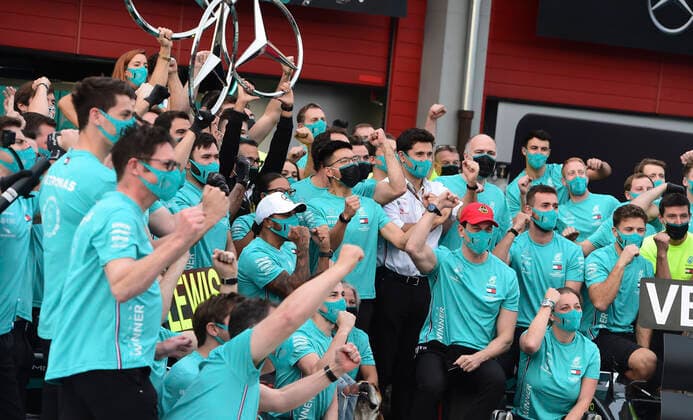 Motorsports: FIA Formula One World Championship, WM, Weltmeisterschaft 2020, Grand Prix of Emilia Romagna Motorsports: FIA Formula One World Championship 2020, Grand Prix of Emilia Romagna, 44 Lewis Hamilton (GBR, Mercedes-AMG Petronas Formula One Team) and his team celebrates win of Constructors Championship 2020