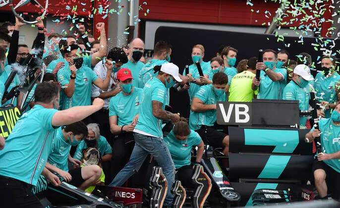 Motorsports: FIA Formula One World Championship, WM, Weltmeisterschaft 2020, Grand Prix of Emilia Romagna Motorsports: FIA Formula One World Championship 2020, Grand Prix of Emilia Romagna, 44 Lewis Hamilton (GBR, Mercedes-AMG Petronas Formula One Team) and his team celebrates win of Constructors Championship 2020