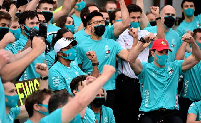 Motorsports: FIA Formula One World Championship, WM, Weltmeisterschaft 2020, Grand Prix of Emilia Romagna Motorsports: FIA Formula One World Championship 2020, Grand Prix of Emilia Romagna, 44 Lewis Hamilton (GBR, Mercedes-AMG Petronas Formula One Team) and his team celebrates win of Constructors Championship 2020