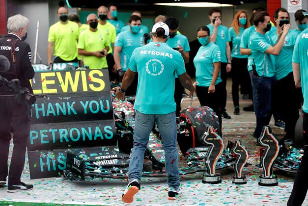 Motorsports: FIA Formula One World Championship, WM, Weltmeisterschaft 2020, Grand Prix of Emilia Romagna Motorsports: FIA Formula One World Championship 2020, Grand Prix of Emilia Romagna, 44 Lewis Hamilton (GBR, Mercedes-AMG Petronas Formula One Team) and his team celebrates win of Constructors Championship 2020