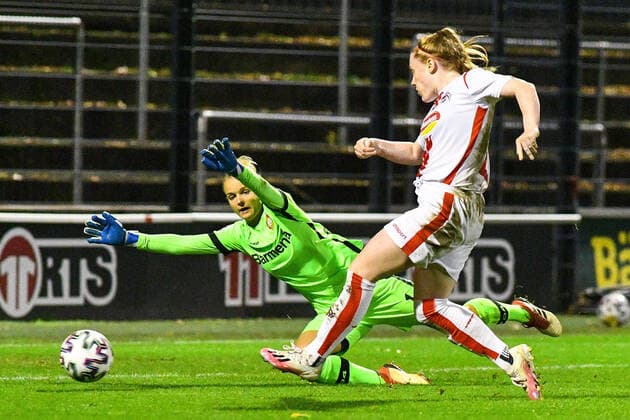 v.li.: Anna Klink (Torwart, B04, 1), Amber Barett (Köln, 22) erzielt das Siegtor zum 1:0 , Treffer, Torerfolg, Action, Aktion, Spielszene , 01.11.2020, Köln (Deutschland), Fussball, DFB-Pokal Frauen, 2. Runde, 1. FC Köln - Bayer 04 Leverkusen, DFB DFL REGULATIONS PROHIBIT ANY USE OF PHOTOGRAPHS AS IMAGE SEQUENCES AND OR QUASI-VIDEO.