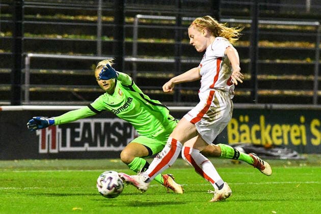 v.li.: Anna Klink (Torwart, B04, 1), Amber Barett (Köln, 22) erzielt das Siegtor zum 1:0 , Treffer, Torerfolg, Action, Aktion, Spielszene, 01.11.2020, Köln (Deutschland), Fussball, DFB-Pokal Frauen, 2. Runde, 1. FC Köln - Bayer 04 Leverkusen, DFB DFL REGULATIONS PROHIBIT ANY USE OF PHOTOGRAPHS AS IMAGE SEQUENCES AND OR QUASI-VIDEO.