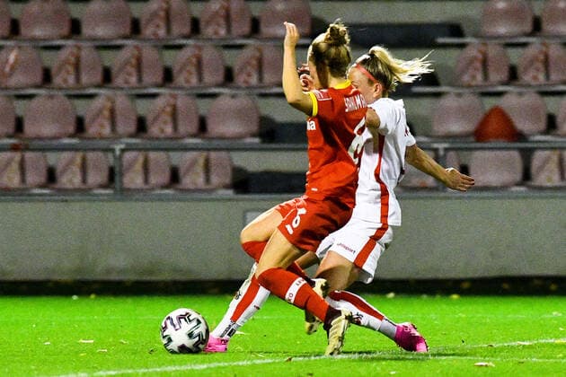 v.li.: Henrike Sahlmann (B04, 6), Mandy Islacker (Köln, 8) passt zu Amber Barett (Köln, 22, nicht im Bild, not pictured), die den Siegtreffer erzielt, Aktion, Action, Spielszene, 01.11.2020, Köln (Deutschland), Fussball, DFB-Pokal Frauen, 2. Runde, 1. FC Köln - Bayer 04 Leverkusen, DFB DFL REGULATIONS PROHIBIT ANY USE OF PHOTOGRAPHS AS IMAGE SEQUENCES AND OR QUASI-VIDEO.