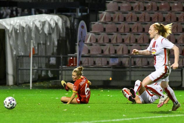 v.li.: Henrike Sahlmann (B04, 6), Mandy Islacker (Köln, 8) passt zu Amber Barett (Köln, 22, rechts), die den Siegtreffer erzielt, Aktion, Action, Spielszene, 01.11.2020, Köln (Deutschland), Fussball, DFB-Pokal Frauen, 2. Runde, 1. FC Köln - Bayer 04 Leverkusen, DFB DFL REGULATIONS PROHIBIT ANY USE OF PHOTOGRAPHS AS IMAGE SEQUENCES AND OR QUASI-VIDEO.