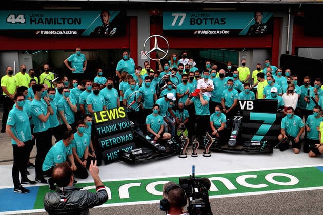 Formula 1 Emirates Gran Premio Dell emilia Romagna 2020 01.11.2020, Autodromo Enzo e Dino Ferrari, Imola, Formula 1 Emirates Gran Premio Dell emilia Romagna 2020 , im Bild Gruppenbild der gesamten Mannschaft von Mercedes-AMG Petronas F1 Team zur Feier des siebten Konstrukteursmeisterschaftstitels, Lewis Hamilton (GB 44), Mercedes-AMG Petronas F1 Team und Valtteri Bottas (FIN 77), Mercedes-AMG Petronas F1 Team mit Teamchef Toto Wolff (Mercedes)