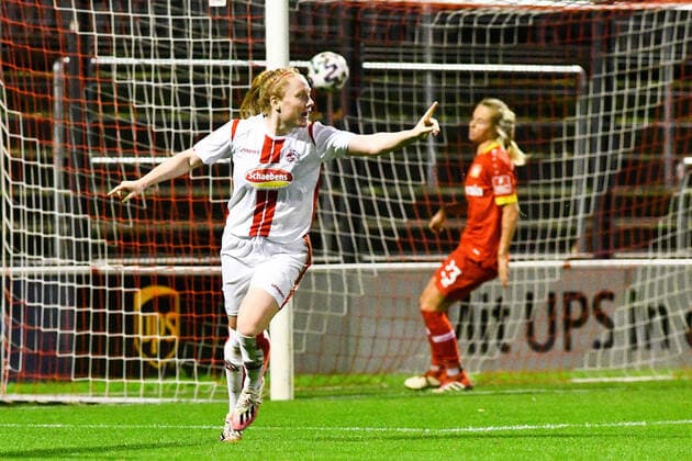 Amber Barett (Köln, 22) erzielt das Tor zum 1:0, Treffer, Torerfolg, Action, Aktion, Spielszene, jubeln über ein Tor, Jubel, Torjubel, Torerfolg, celebrate the goal, goal, celebration, Jubel ueber das Tor, optimistisch, Action, Aktion, 01.11.2020, Köln (Deutschland), Fussball, DFB-Pokal Frauen, 2. Runde, 1. FC Köln - Bayer 04 Leverkusen, DFB DFL REGULATIONS PROHIBIT ANY USE OF PHOTOGRAPHS AS IMAGE SEQUENCES AND OR QUASI-VIDEO.