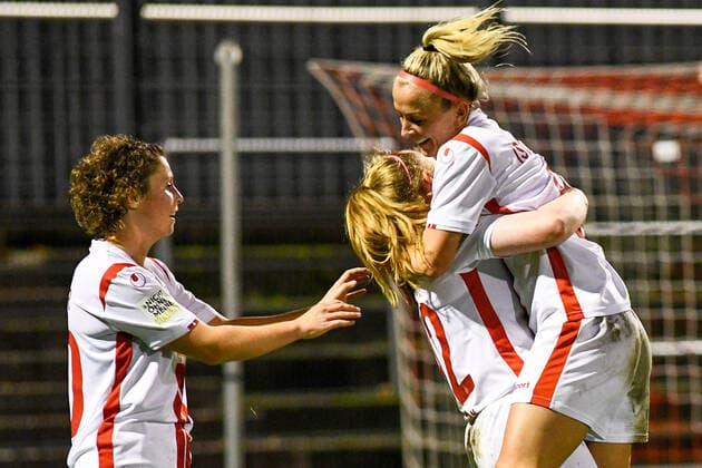 Sport Bilder des Tages v.li.: Anja Pfluger (Köln, 20), Amber Barett (Köln, 22) erzielte das Tor zum 1:0, Mandy Islacker (Köln, 8) gab die Vorlage,Treffer, Torerfolg, Action, Aktion, Spielszene, jubeln über ein Tor, Jubel, Torjubel, Torerfolg, celebrate the goal, goal, celebration, Jubel ueber das Tor, optimistisch, Action, Aktion, 01.11.2020, Köln (Deutschland), Fussball, DFB-Pokal Frauen, 2. Runde, 1. FC Köln - Bayer 04 Leverkusen, DFB DFL REGULATIONS PROHIBIT ANY USE OF PHOTOGRAPHS AS IMAGE SEQUENCES AND OR QUASI-VIDEO.
