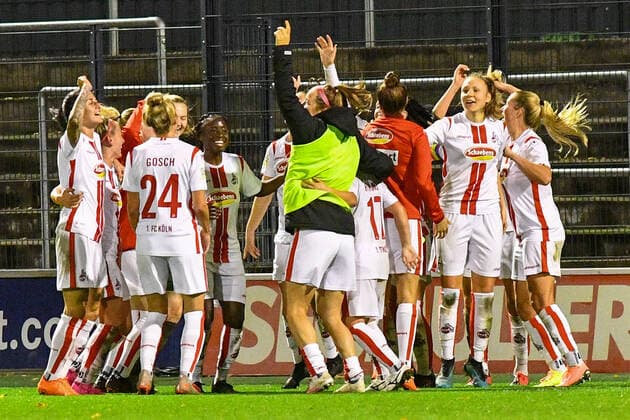 Die Spielerinnen des 1. FC Köln feiern den Einzug in die nächste DFB-Pokalrunde, jubel nach dem Schlusspfiff, Sieg, Sieger, Gewinner, jubelt, jubeln, Freude, optimistisch, Action, Aktion, 01.11.2020, Köln (Deutschland), Fussball, DFB-Pokal Frauen, 2. Runde, 1. FC Köln - Bayer 04 Leverkusen, DFB DFL REGULATIONS PROHIBIT ANY USE OF PHOTOGRAPHS AS IMAGE SEQUENCES AND OR QUASI-VIDEO.