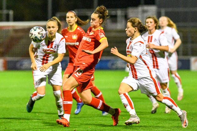 v.li.: Kristina Hild (Köln, 27), Gianna Rackow (B04, 18), Alicia-Sophie Gudorf (Köln, 12), Dreikampf, Duell, duel, tackle, tackling, Dynamik, Action, Aktion, 01.11.2020, Köln (Deutschland), Fussball, DFB-Pokal Frauen, 2. Runde, 1. FC Köln - Bayer 04 Leverkusen, DFB DFL REGULATIONS PROHIBIT ANY USE OF PHOTOGRAPHS AS IMAGE SEQUENCES AND OR QUASI-VIDEO.