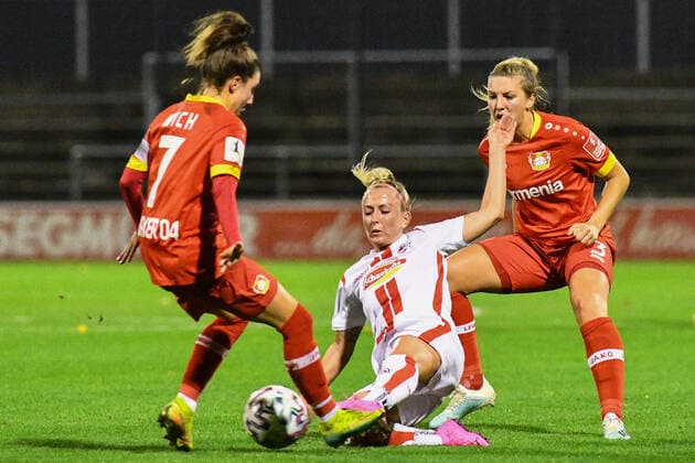 v.li.: Jessica Wich (B04, 7), Mandy Islacker (Köln, 8), Melissa Friedrich (B04, 3), Dreikampf, Duell, duel, tackle, tackling, Dynamik, Action, Aktion, 01.11.2020, Köln (Deutschland), Fussball, DFB-Pokal Frauen, 2. Runde, 1. FC Köln - Bayer 04 Leverkusen, DFB DFL REGULATIONS PROHIBIT ANY USE OF PHOTOGRAPHS AS IMAGE SEQUENCES AND OR QUASI-VIDEO.