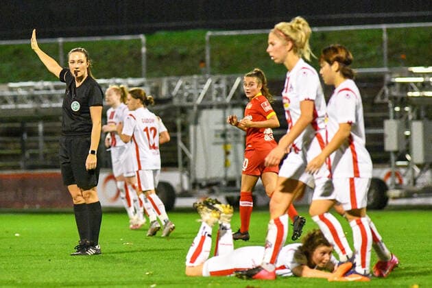 Vanessa Arlt (Schiedsrichterin) gibt Anweisungen, gestikuliert, mit den Armen gestikulieren, gives instructions, gesticulate, 01.11.2020, Köln (Deutschland), Fussball, DFB-Pokal Frauen, 2. Runde, 1. FC Köln - Bayer 04 Leverkusen, DFB DFL REGULATIONS PROHIBIT ANY USE OF PHOTOGRAPHS AS IMAGE SEQUENCES AND OR QUASI-VIDEO.