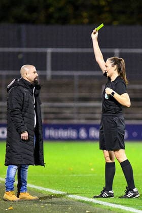Sport Bilder des Tages v.li.: Sascha Glass (Trainer FC Köln), Vanessa Arlt (Schiedsrichterin), Gelbe Karte, Verwarnung, yellow card, 01.11.2020, Köln (Deutschland), Fussball, DFB-Pokal Frauen, 2. Runde, 1. FC Köln - Bayer 04 Leverkusen, DFB DFL REGULATIONS PROHIBIT ANY USE OF PHOTOGRAPHS AS IMAGE SEQUENCES AND OR QUASI-VIDEO.