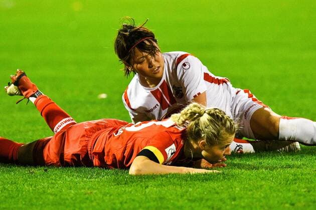 v.li.: Nina Brüggemann (B04, 23), Yuka Hirano (Köln, 17), Zweikampf, Duell, duel, tackle, tackling, Dynamik, Action, Aktion, 01.11.2020, Köln (Deutschland), Fussball, DFB-Pokal Frauen, 2. Runde, 1. FC Köln - Bayer 04 Leverkusen, DFB DFL REGULATIONS PROHIBIT ANY USE OF PHOTOGRAPHS AS IMAGE SEQUENCES AND OR QUASI-VIDEO.