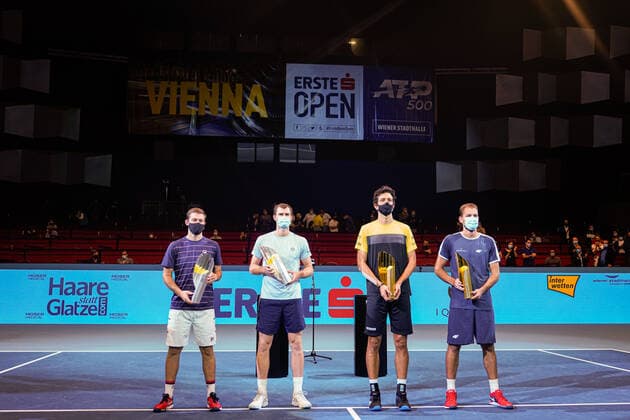 01.11.2020, Stadthalle, Wien, AUT, ATP, Tennis Herren Tour, Erste Bank Open, Doppel, Finale, im Bild v. l. Neal Skupski (GBR), Jamie Murray (GBR), Marcelo Melo (BRA), Lukasz Kubot (POL) mit ihren Tropaeen v. l. Neal Skupski (GBR), Jamie Murray (GBR), Marcelo Melo (BRA), Lukasz Kubot (POL) mit ihren Tropaeen during the double final match of Erste Bank Open Tennis Tournament at the Stadthalle in Wien, Austria on 2020 11 01.