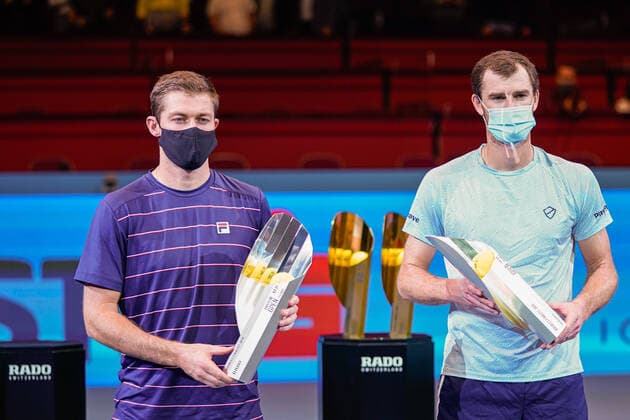 01.11.2020, Stadthalle, Wien, AUT, ATP, Tennis Herren Tour, Erste Bank Open, Doppel, Finale, im Bild v. l. Neal Skupski (GBR), Jamie Murray (GBR) mit ihren Trophaeen v. l. Neal Skupski (GBR), Jamie Murray (GBR) mit ihren Trophaeen during the double final match of Erste Bank Open Tennis Tournament at the Stadthalle in Wien, Austria on 2020 11 01.