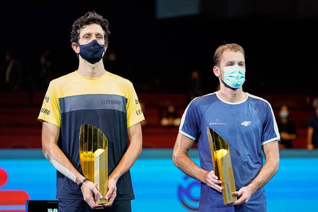 01.11.2020, Stadthalle, Wien, AUT, ATP, Tennis Herren Tour, Erste Bank Open, Doppel, Finale, im Bild v. l. Marcelo Melo (BRA), Lukasz Kubot (POL) mit ihren Tropaeen v. l. Marcelo Melo (BRA), Lukasz Kubot (POL) mit ihren Tropaeen during the double final match of Erste Bank Open Tennis Tournament at the Stadthalle in Wien, Austria on 2020 11 01.