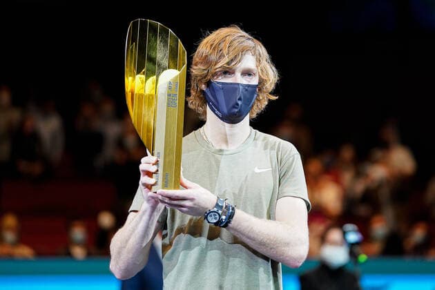 01.11.2020, Stadthalle, Wien, AUT, ATP, Tennis Herren Tour, Erste Bank Open, Finale, im Bild Andrey Rublev (RUS) mit seiner Trophaee after the final match of Erste Bank Open Tennis Tournament at the Stadthalle in Wien, Austria on 2020 11 01.