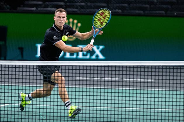 Paris, France le 2 novembre 2020 - Le Hongrois Marton Fucsovics joue une balle contre le Croate Borna Coric lors du premier tour de match de tennis en simple masculin au premier jour du tournoi de tennis en salle ATP, Tennis Herren World Tour Masters 1000 - Paris Masters (Paris Bercy) - a l Arena AccorHotels. Marton Fucsovics of Hungary plays a return against Borna Coric of Croatia during their men s singles first round tennis match on day 1 at the ATP World Tour Masters 1000 - Paris Masters (Paris Bercy) - indoor tennis tournament at The AccorHotels Arena in Paris on November 2, 2020.  Copyright: xAurelienxMorissardx