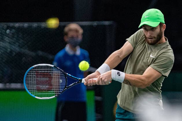 Paris, France le 2 novembre 2020 - Le Francais Corentin MOUTET joue une balle contre l Italien Salvatore CARUSO lors du premier tour de match de tennis en simple masculin au premier jour du tournoi de tennis en salle ATP, Tennis Herren World Tour Masters 1000 - Paris Masters (Paris Bercy) - a l Arena AccorHotels. Corentin MOUTET of France plays a return against Salvatore CARUSO of Italy during their men s singles first round tennis match on day 1 at the ATP World Tour Masters 1000 - Paris Masters (Paris Bercy) - indoor tennis tournament at The AccorHotels Arena in Paris on November 2, 2020.  Copyright: xAurelienxMorissardx