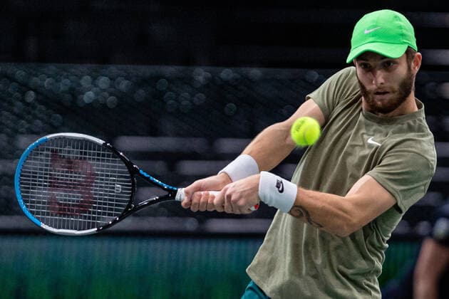 Paris, France le 2 novembre 2020 - Le Francais Corentin MOUTET joue une balle contre l Italien Salvatore CARUSO lors du premier tour de match de tennis en simple masculin au premier jour du tournoi de tennis en salle ATP, Tennis Herren World Tour Masters 1000 - Paris Masters (Paris Bercy) - a l Arena AccorHotels. Corentin MOUTET of France plays a return against Salvatore CARUSO of Italy during their men s singles first round tennis match on day 1 at the ATP World Tour Masters 1000 - Paris Masters (Paris Bercy) - indoor tennis tournament at The AccorHotels Arena in Paris on November 2, 2020.  Copyright: xAurelienxMorissardx